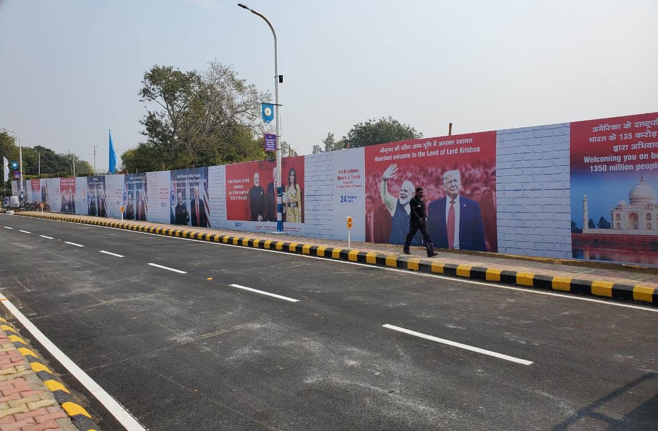 TRUMP-VISIT-HOARDINGS-12