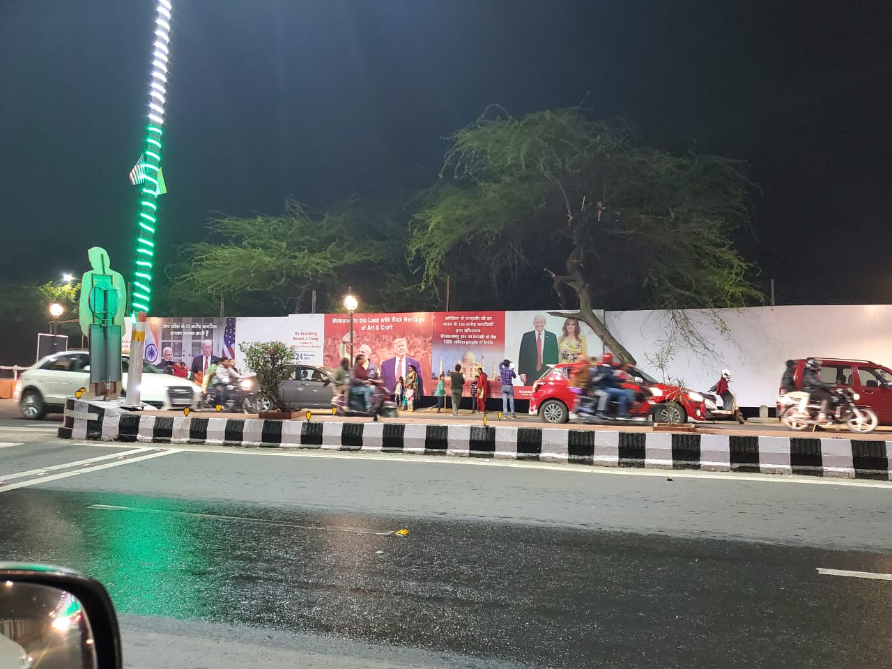 TRUMP-VISIT-HOARDINGS-8