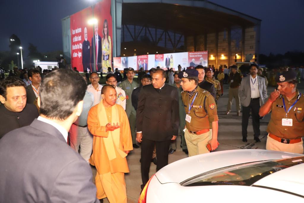 TRUMP-VISIT-HOARDINGS-9