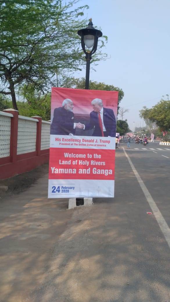 TRUMP-VISIT-STANDEE-7